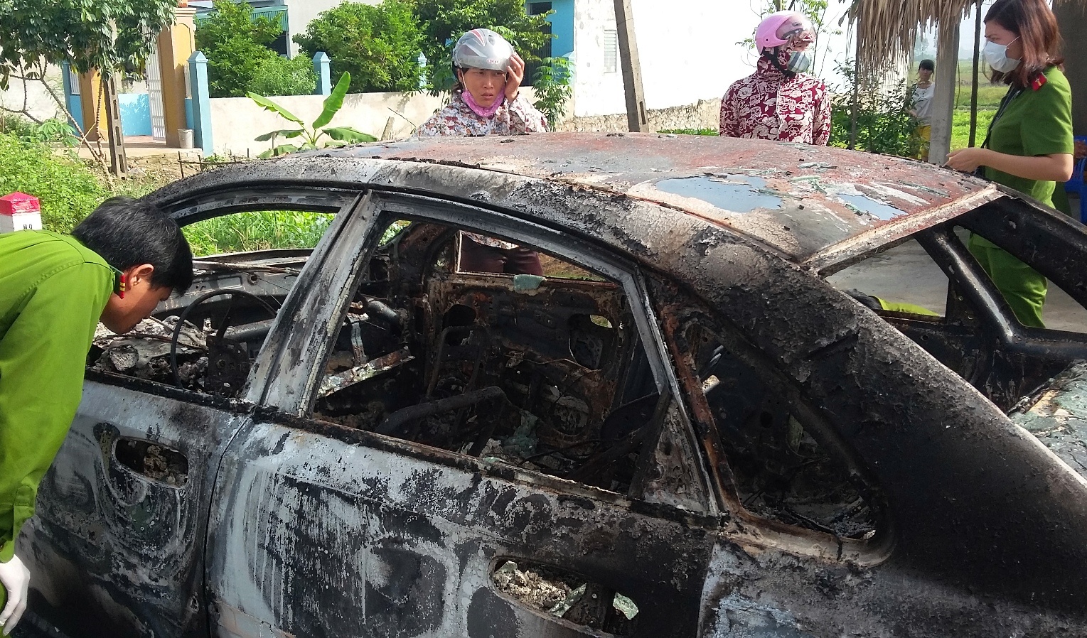 Chiếc xe bị thiêu rụi