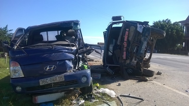 Oto tai no lop bay qua dai phan cach hinh anh