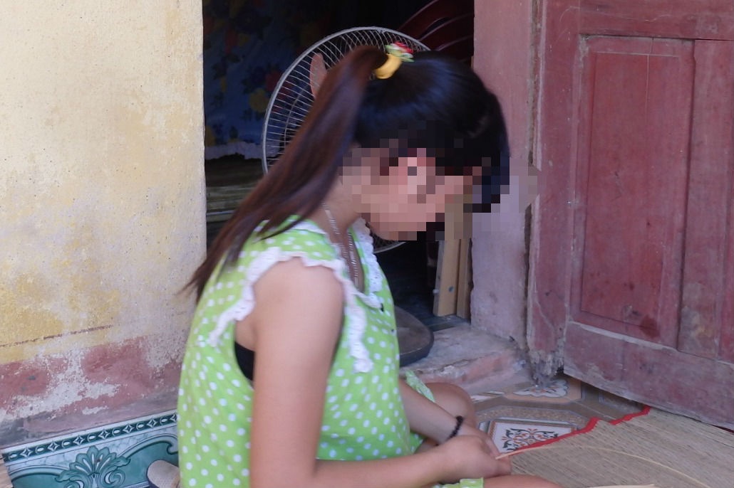 Khai tru Dang, thoi viec can bo xa lam nu sinh co bau hinh anh