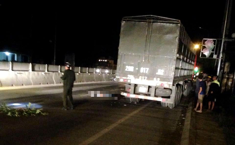 Xe may tong duoi oto dau keo, thanh nien chet tham hinh anh