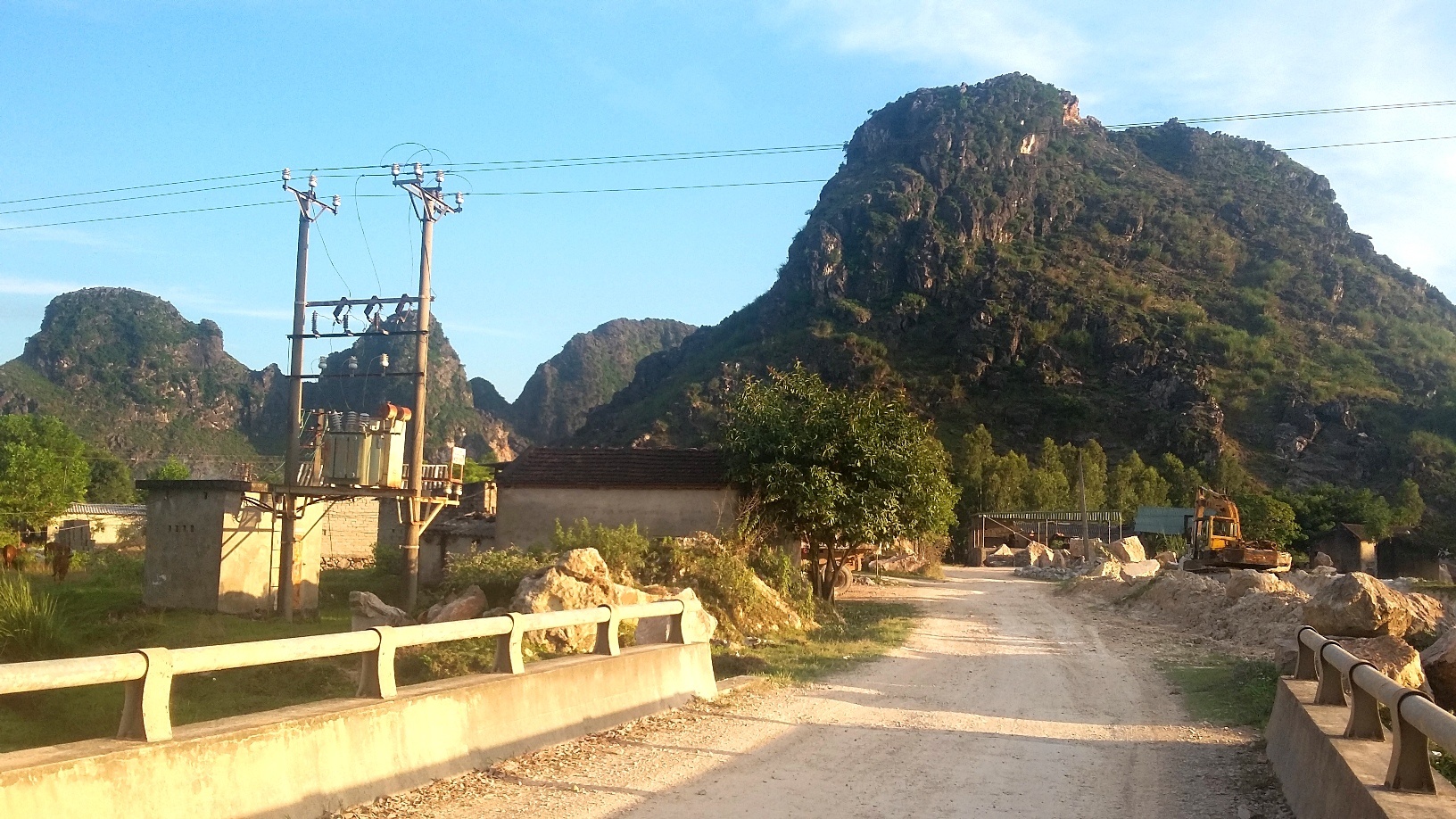 Hai tho xay bi dien giat bong nang khi dang lop mai nha hinh anh