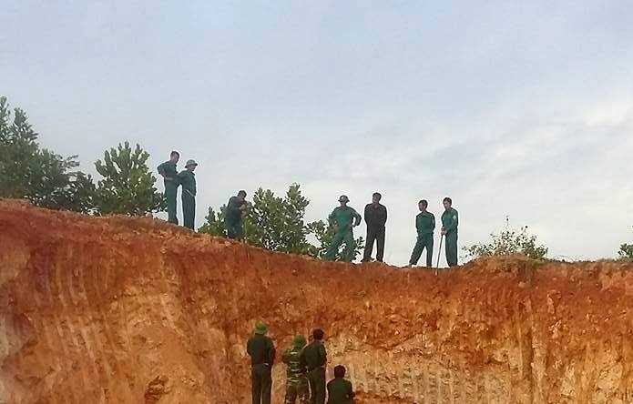 Dao dat lam duong phat hien qua bom 4 tan hinh anh