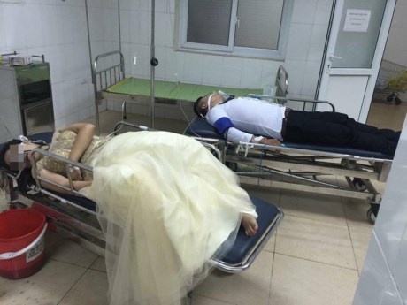 Doi nam nu mac ao cuoi tu tu dang nguy kich hinh anh