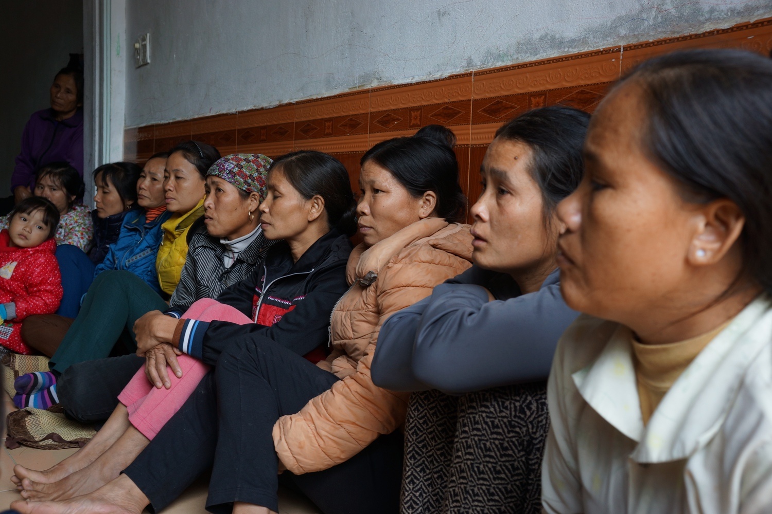 Nguoi than do mat ngong tin ngu dan tren chiec tau lat hinh anh