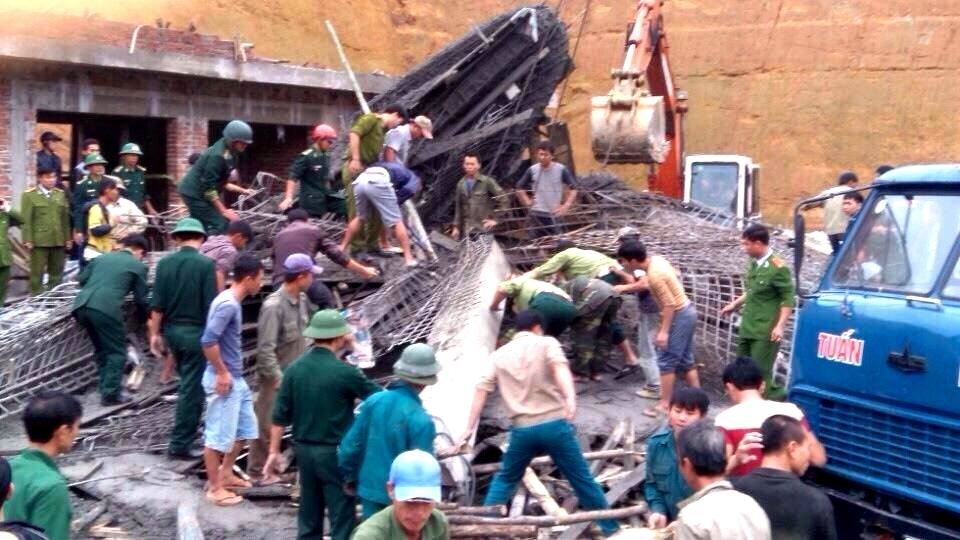 Sau vài chục phút, hơn 10 người được đưa ra khỏi hiện trường, công tác cứu hộ tiếp tục nhiều giờ sau đó. Một số nhân chứng cho hay, lúc xảy ra vụ việc, khoảng 20 công nhân thi công nhưng một số người đã kịp chạy ra ngoài.