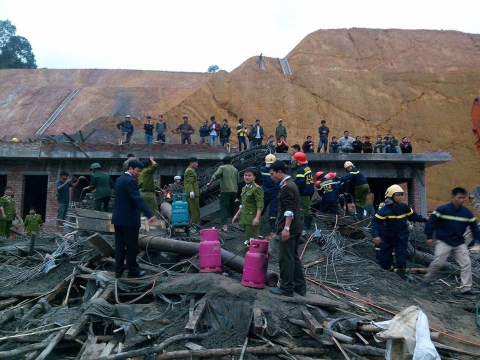 Nhiều bình gas được đưa đến để phục vụ việc cắt ghép giàn thép, tìm kiếm các nạn nhân bị vùi lấp. Công an, bộ đội biên phòng cửa khẩu quốc tế Cầu Treo được huy động giải cứu những nạn nhân đang mắc kẹt. 