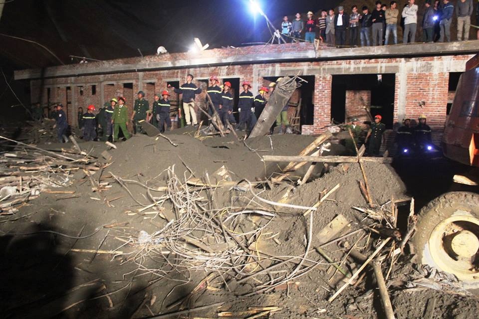 Đến gần 20h, nhà chức trách đã dừng việc cứu hộ các nạn nhân trong vụ sập giàn giáo cây xăng ở Hà Tĩnh. 