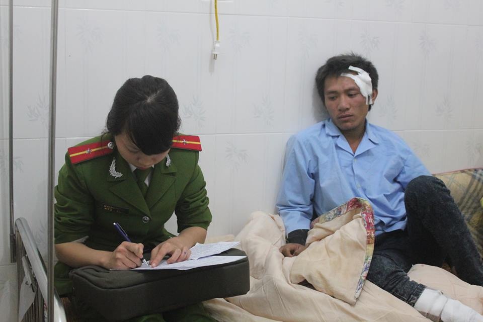 Trong ảnh là nạn nhân Hà Văn Kiên (21 tuổi, ở xã Diễn Hải, huyện Diễn Châu, Nghệ An) nằm cấp cứu tại Bệnh viện đa khoa cửa khẩu quốc tế Cầu Treo (huyện Hương Sơn, Hà Tĩnh). Anh Kiên bị chấn thương nhẹ ở mặt, chân. 