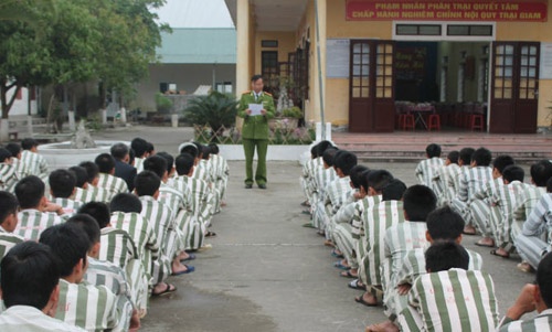 Canh sat tung quan tim nam pham nhan tron trai hinh anh