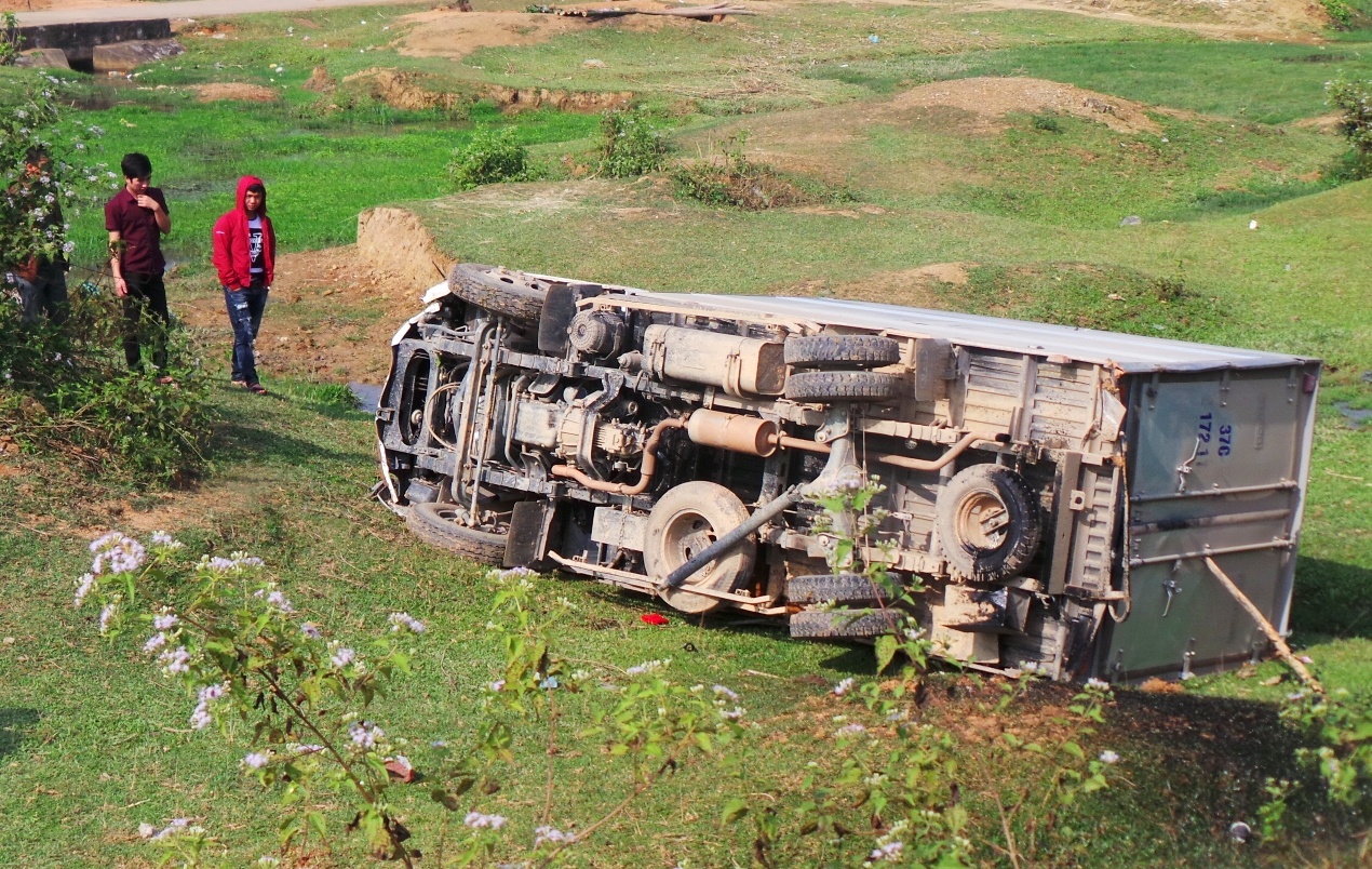 Xe tai lao xuong vuc, ca gia dinh may man thoat nan hinh anh