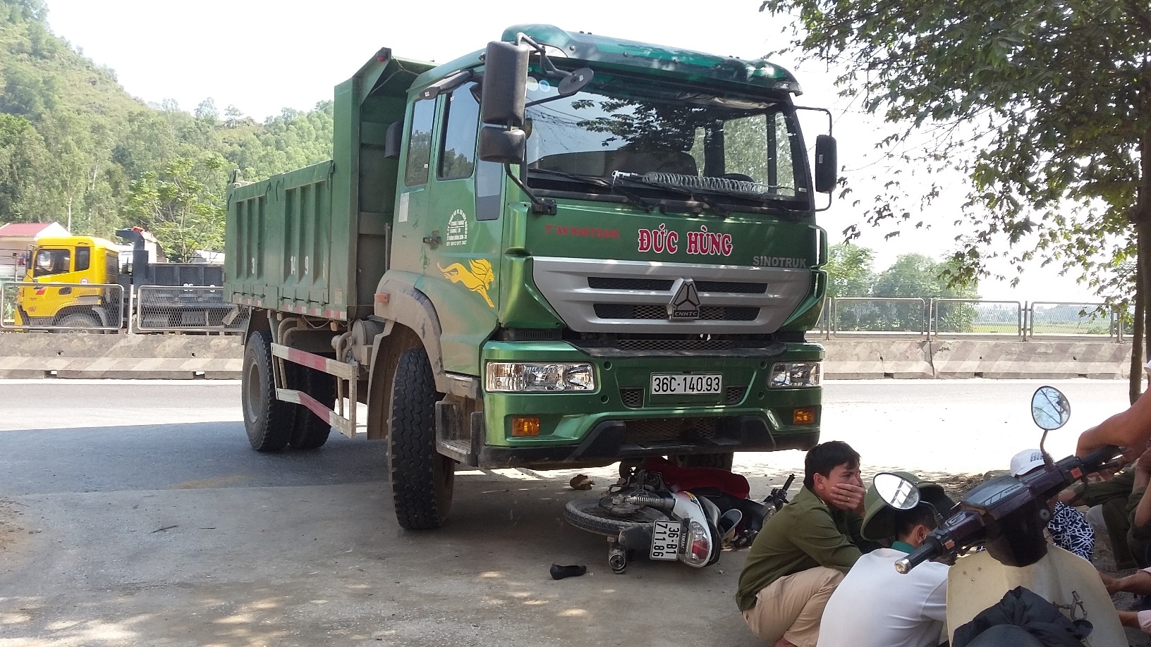 Thieu nu 22 tuoi bi xe tai dam tu vong hinh anh