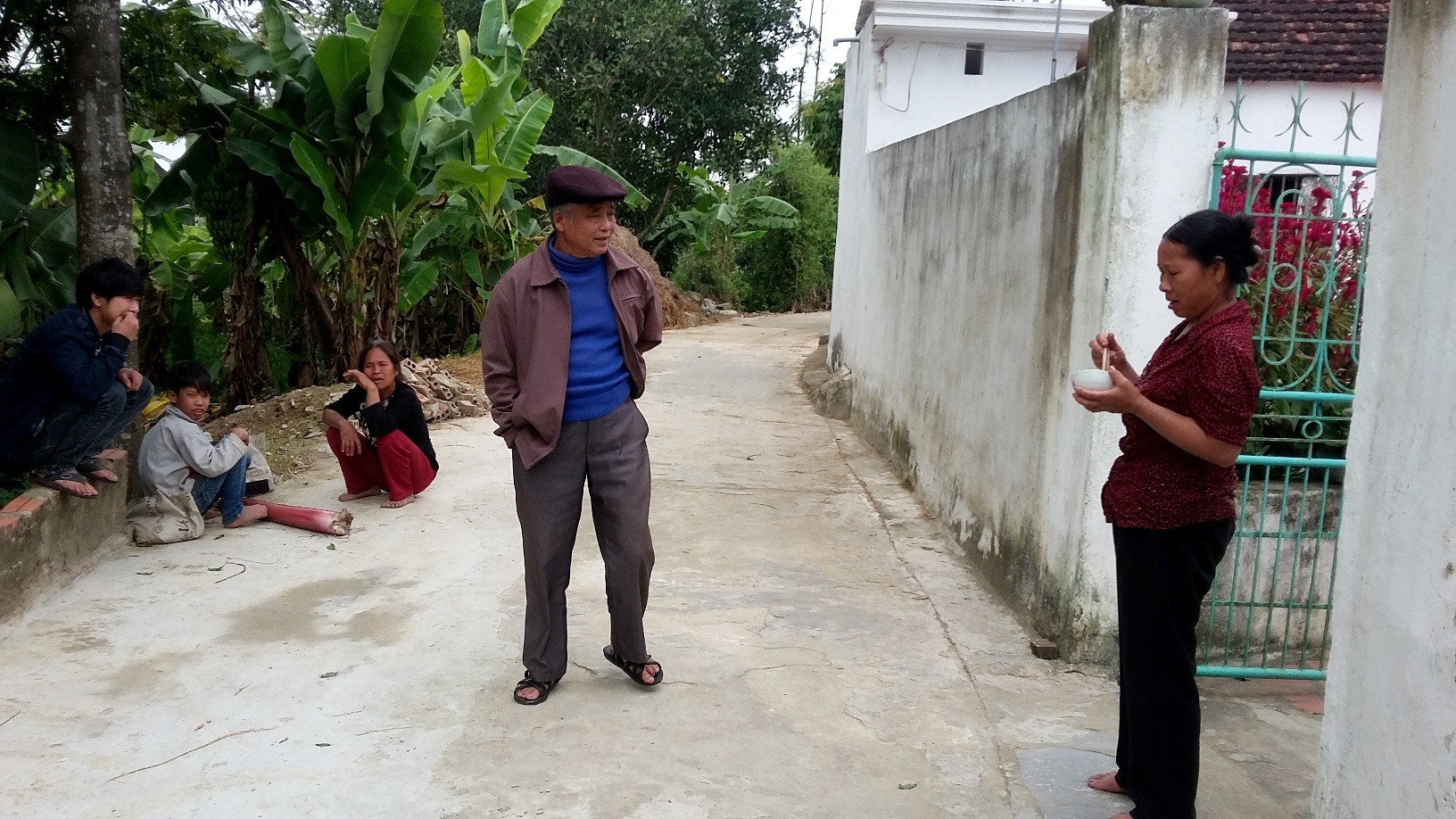 Người trẻ bỏ xứ đi làm ăn xa, ở Thiệu Giao chỉ còn lại hình ảnh quen thuộc là người già và trẻ nhỏ. Ảnh: Nguyễn Dương.