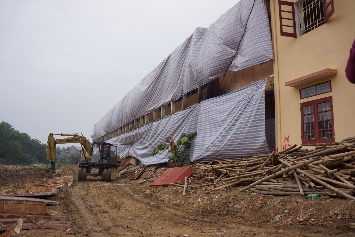 Trao đổi với Zing.vn, cô Lê Thị Liên - Phó hiệu trưởng trường Tiểu học Đông Thọ cho biết, tình trạng này xuất hiện hơn một tháng nay. Nguyên nhân được cho là từ khi đơn vị thi công bờ kè sông cầu Hạc (do Công ty bất động sản Đông Á làm chủ đầu tư), đoạn phía sau dãy nhà của nhà trường. 