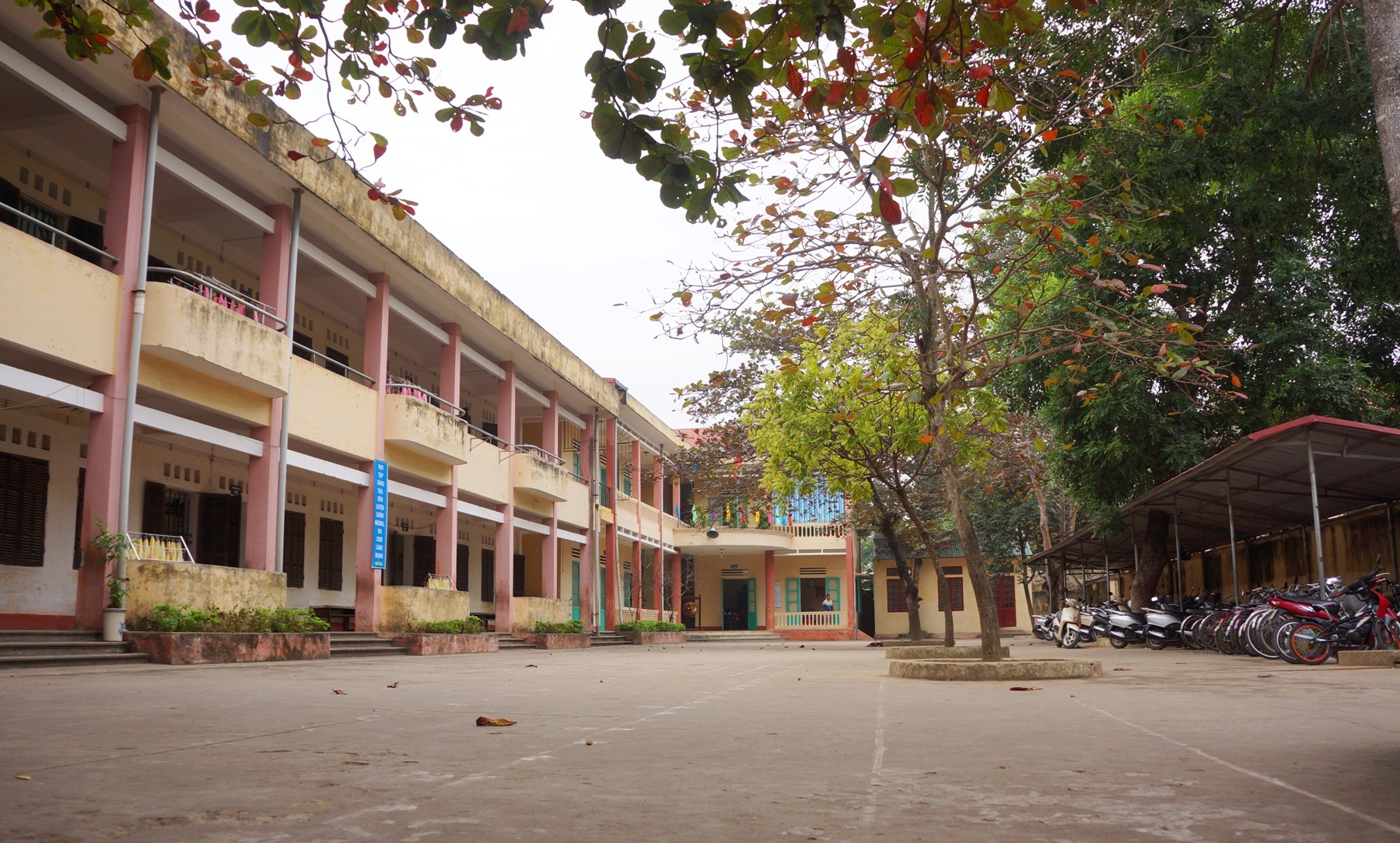 Ban giám hiệu và phụ huynh có con theo học tại trường Tiểu học Đông Thọ (phường Đông Thọ, TP Thanh Hóa) đang rất bức xúc, lo lắng khi hàng ngày cô trò phải dạy và học trong môi trường bụi bặm, có nhiều tiếng ồn. Đặc biệt, các lớp học, cầu thang trong ngôi trường đang rơi vào tình trạng rạn nứt nghiêm trọng.