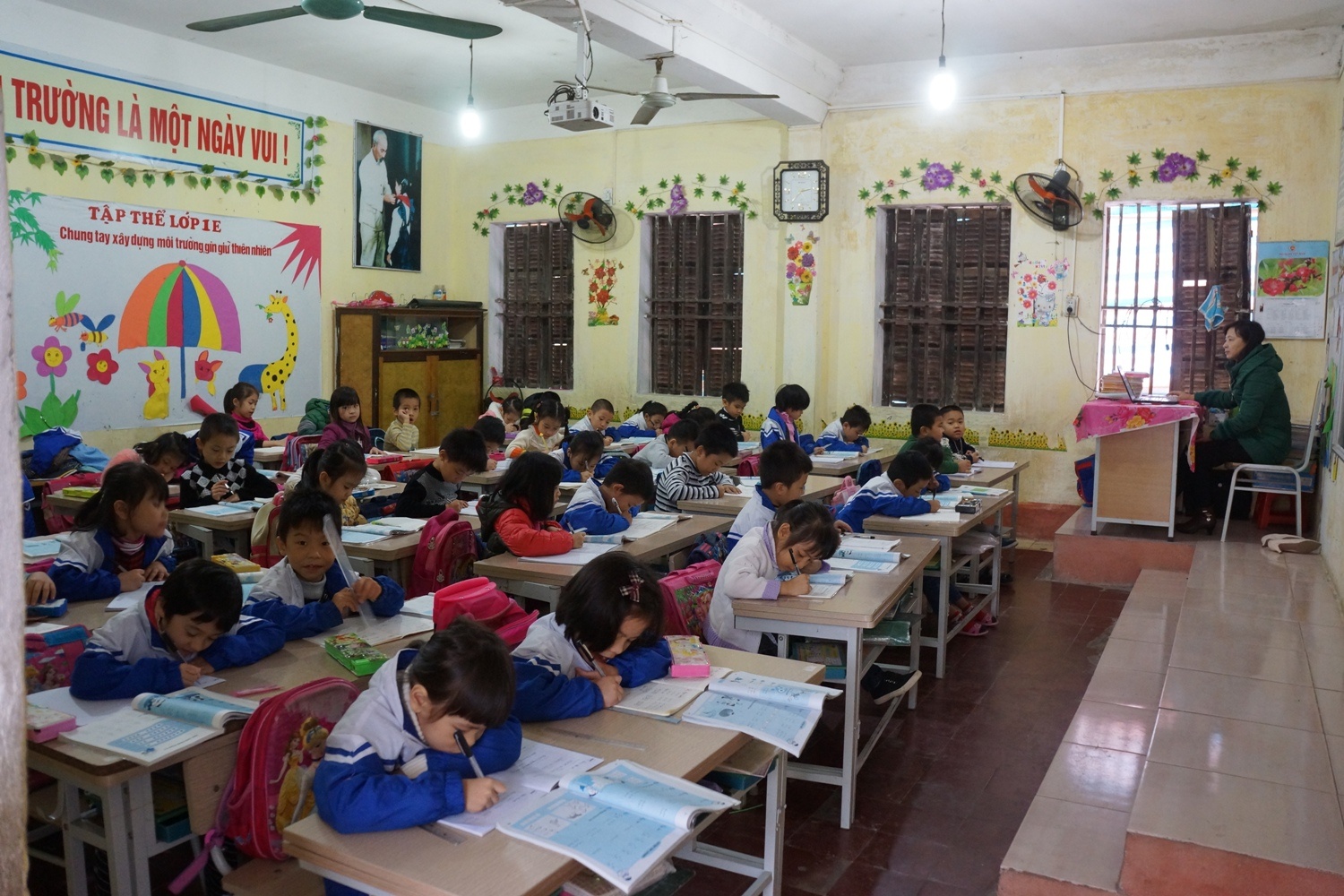 Hàng ngày, cô trò luôn phải nơm nớp lo sợ dạy và học trong các lớp học.