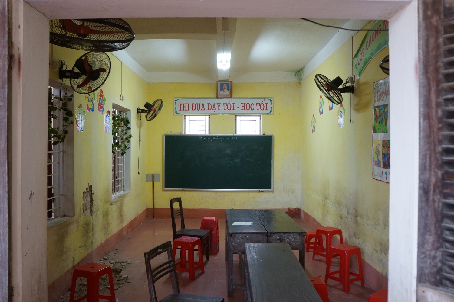 Trong 23 phòng học thì có 3 phòng hiện đã phải bỏ không do có quá nhiều vết nứt tường và trần.