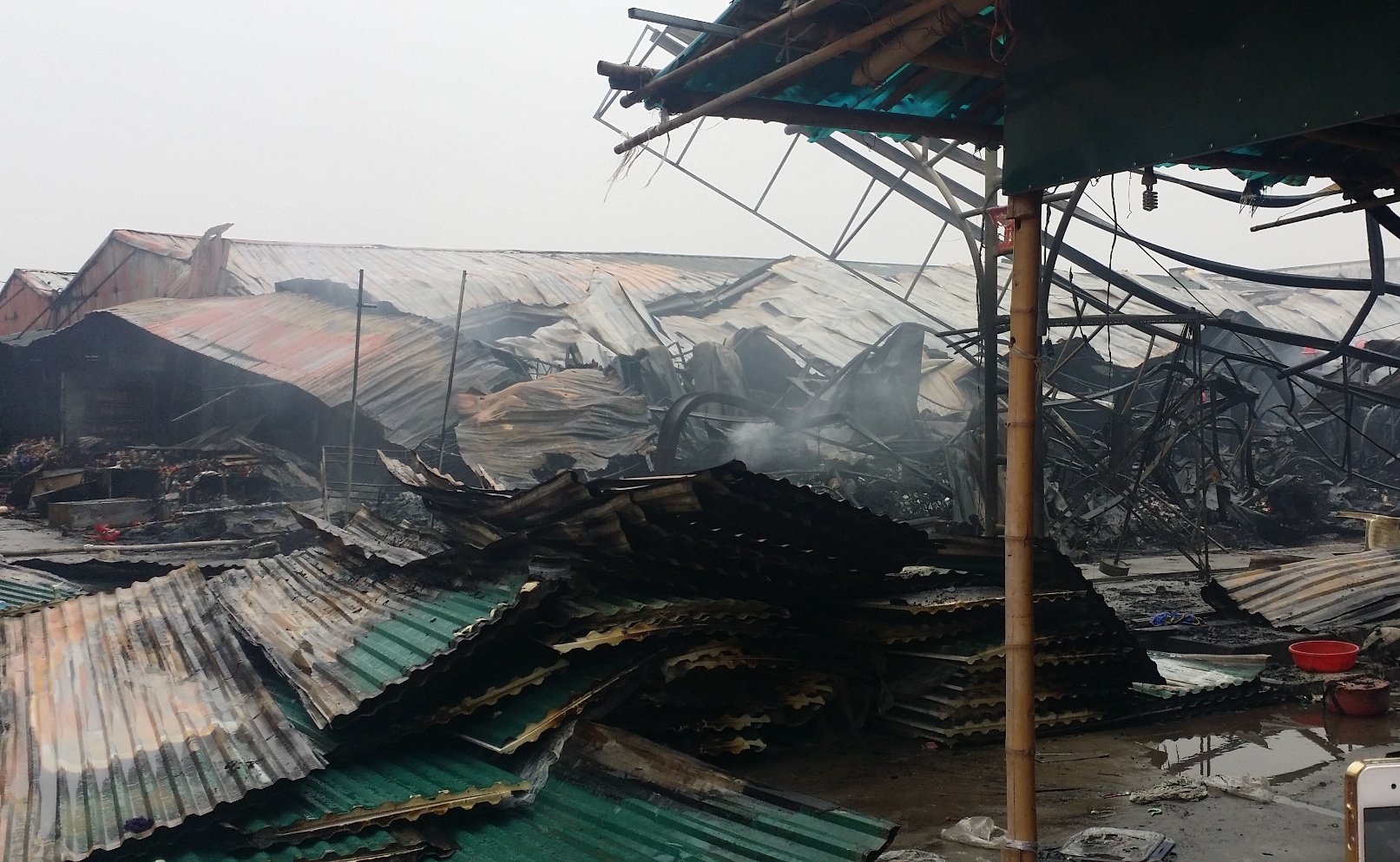 Thiet hai 10 ty sau vu chay cho Phu Ly hinh anh