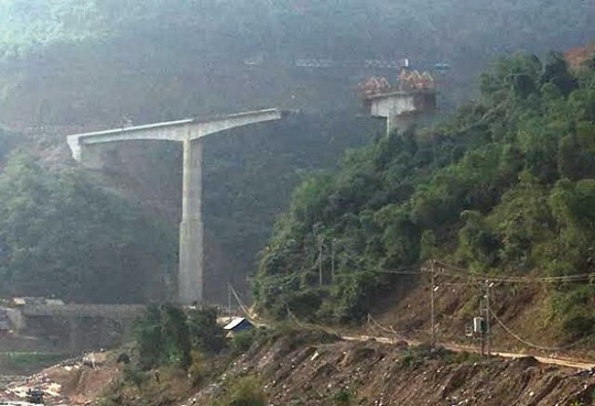 Sap gian giao thi cong cau, 4 nguoi thiet mang hinh anh