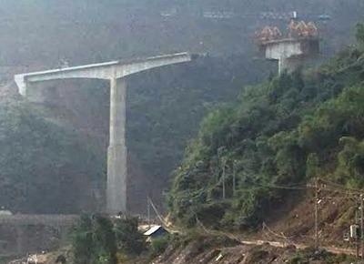 Dinh chi cong trinh sap gian giao 4 nguoi chet hinh anh