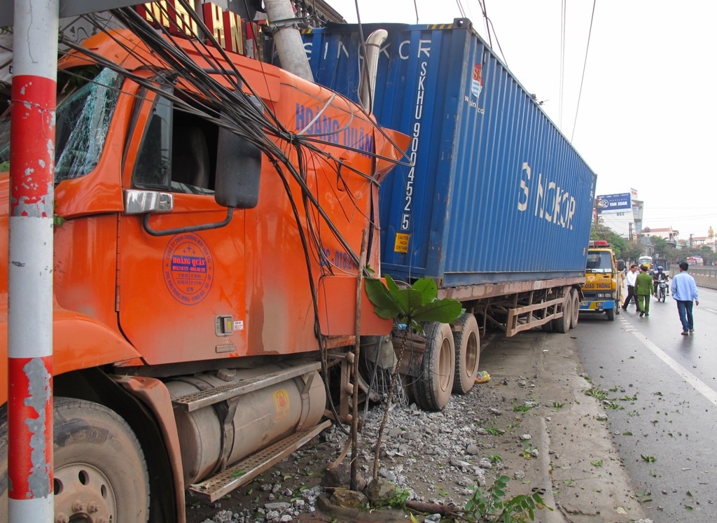 Container mat lai lao vao oto 4 cho, mot nguoi tu vong hinh anh