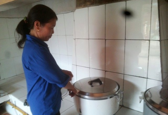 Chuyen 46 giao vien lam cong viec nau com, quet nha hinh anh