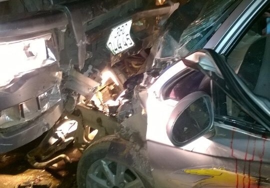 Oto 4 cho dau dau xe tai, 4 nguoi gap nan hinh anh