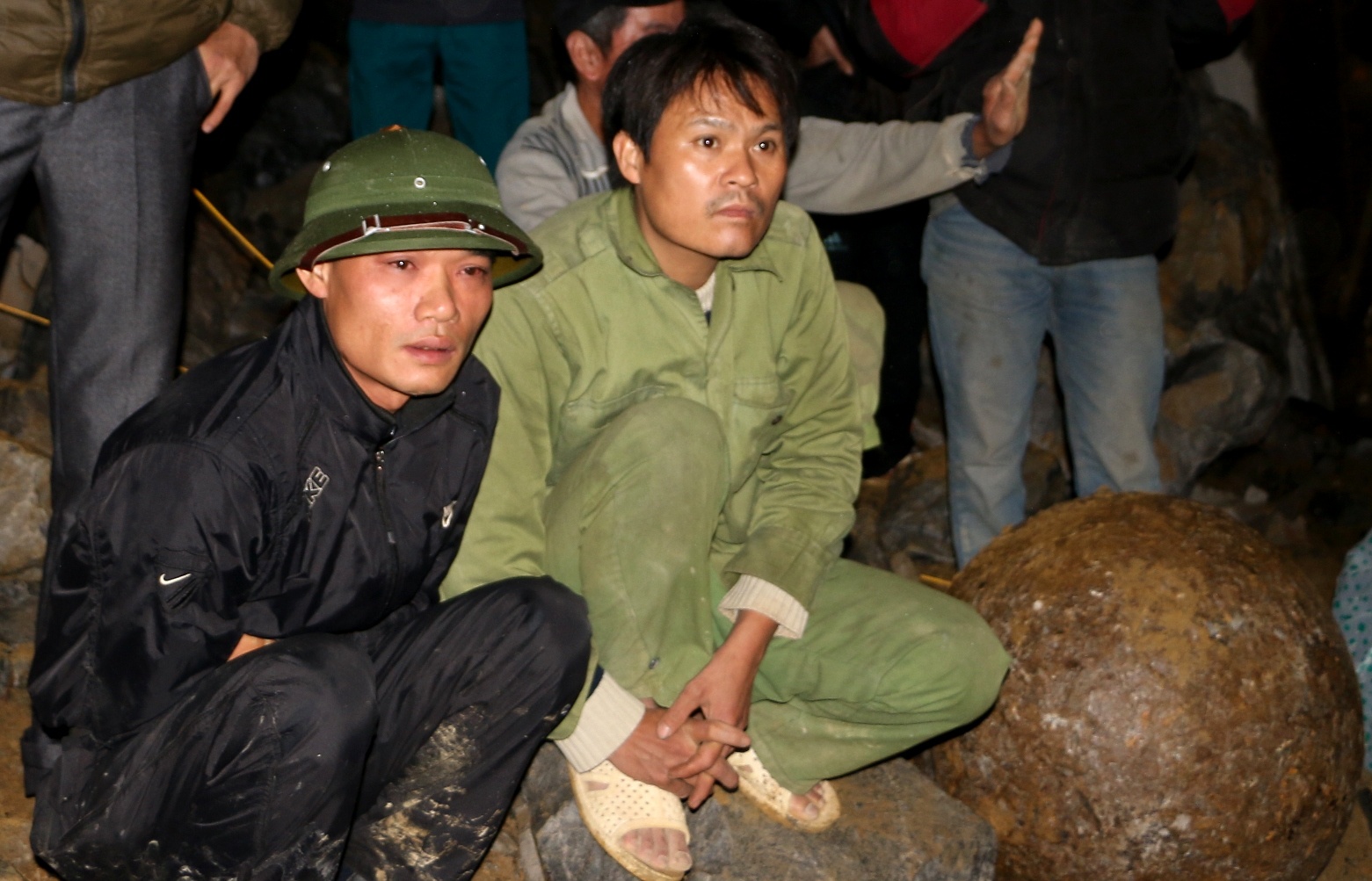 Thi the nhieu nguoi nam duoi cac khoi da hang nghin tan hinh anh