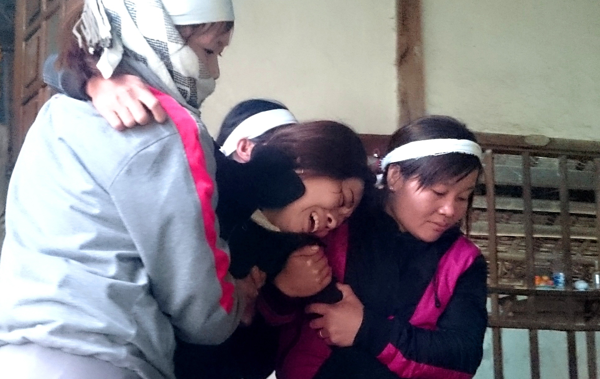 Khan tang phu trang xu Muong sau vu sap mo da hinh anh