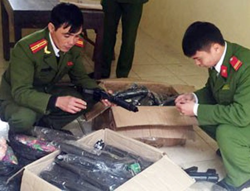 Tru 120 khau sung trong quan tap hoa de ban dip Tet hinh anh