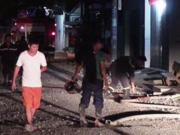 Xuong go o TP HCM boc chay giua dem hinh anh