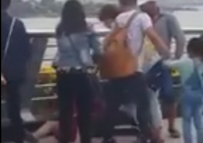 Danh nhau tren cau di bo, nguoi dan quay clip va ngo lo hinh anh