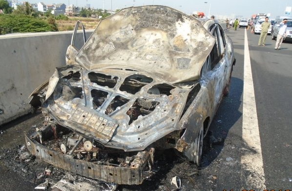 Xe hoi boc chay tro khung tren duong cao toc hinh anh