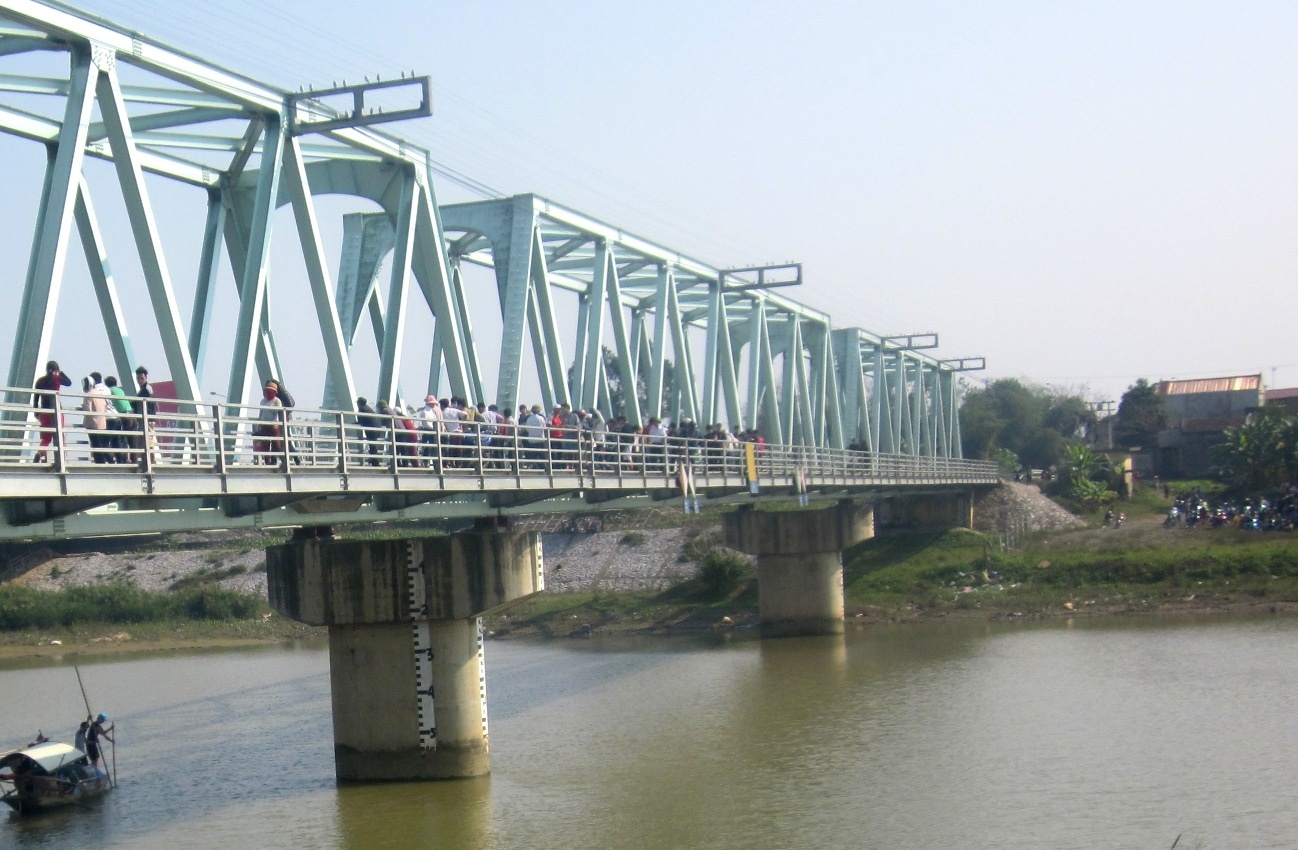 Lien tiep 2 vu nhay cau Do Len, 4 nguoi mat tich hinh anh