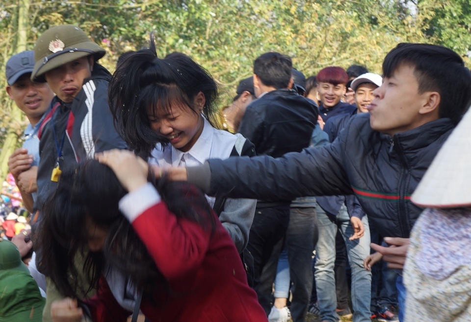 Phien cho danh nhau cau may o xu Thanh hinh anh