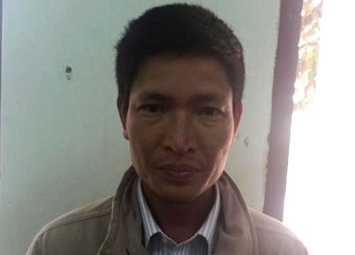 Chui boi, nhot 3 cong an xa vao buong rieng hinh anh