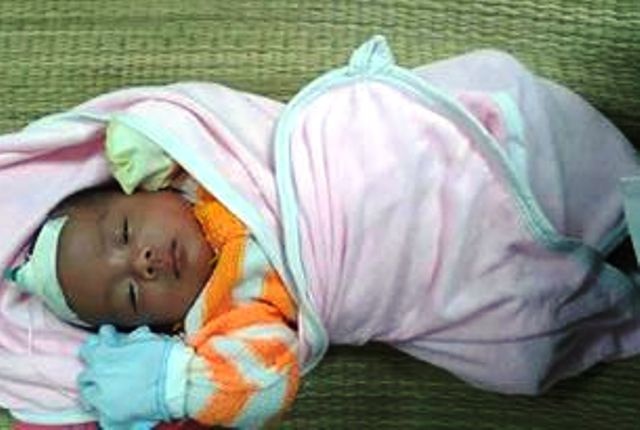 Be so sinh ngat khi CO do dot than suoi am hinh anh