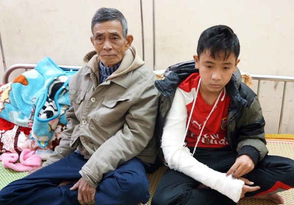 Nghi van nam sinh lop 8 bi thay giao danh phai bo bot hinh anh