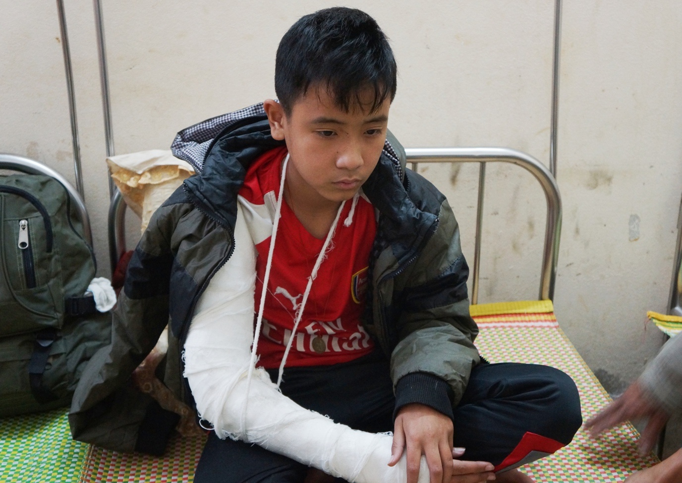 Thay giao hoi han vi danh hoc sinh phai bo bot hinh anh