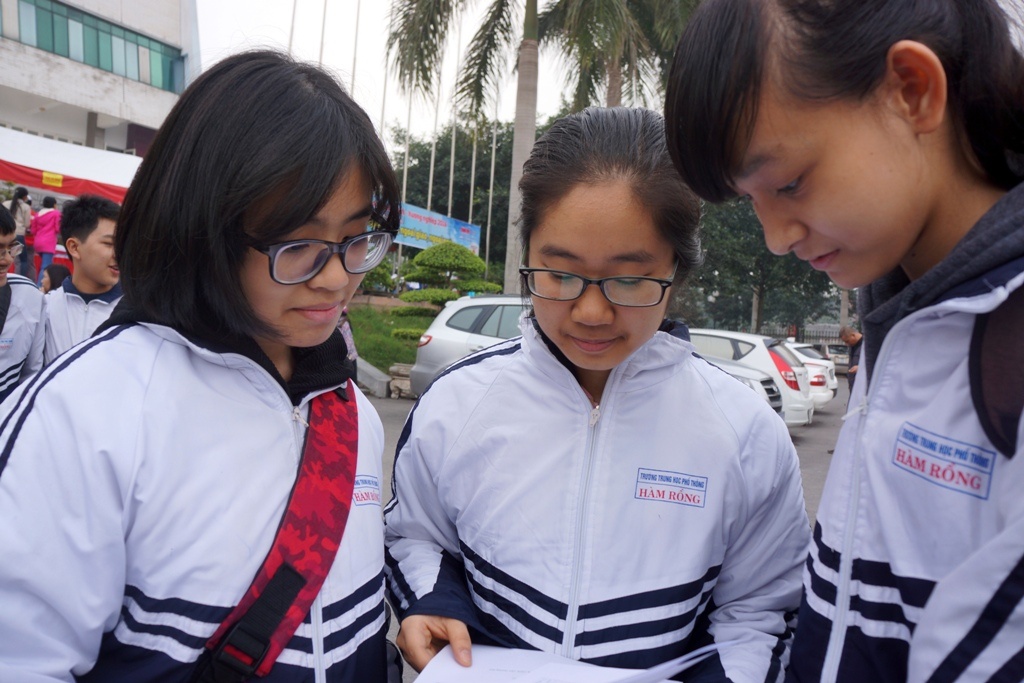 Bi can thi van duoc du thi truong cong an hinh anh