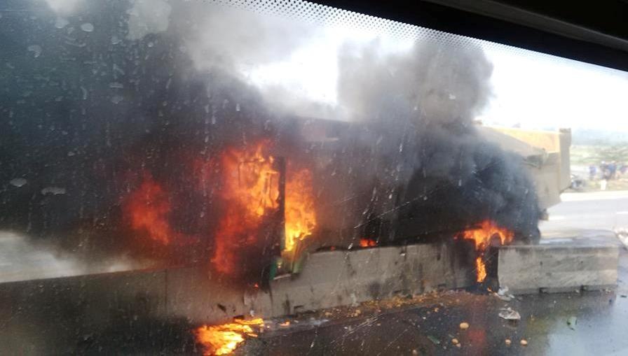 Xe tai tong dai phan cach, boc chay ngun ngut hinh anh