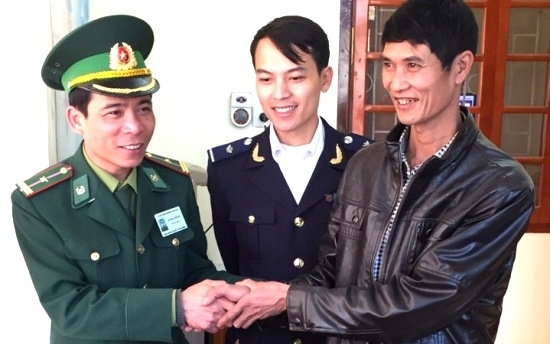 Can bo cua khau tra lai 153 trieu cho khach bo quen hinh anh