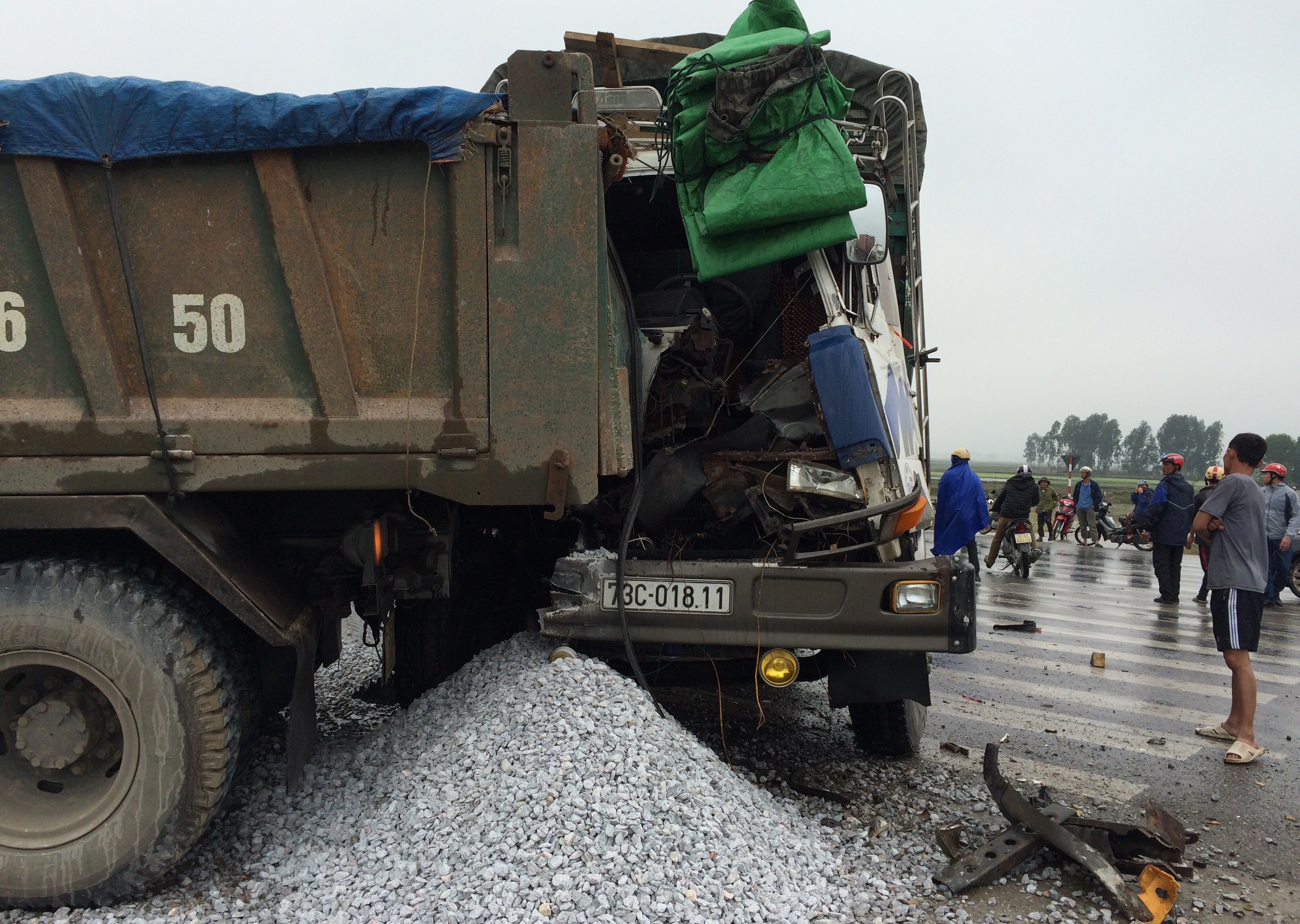 Xe tai nat dau sau cu dam duoi oto cho da hinh anh