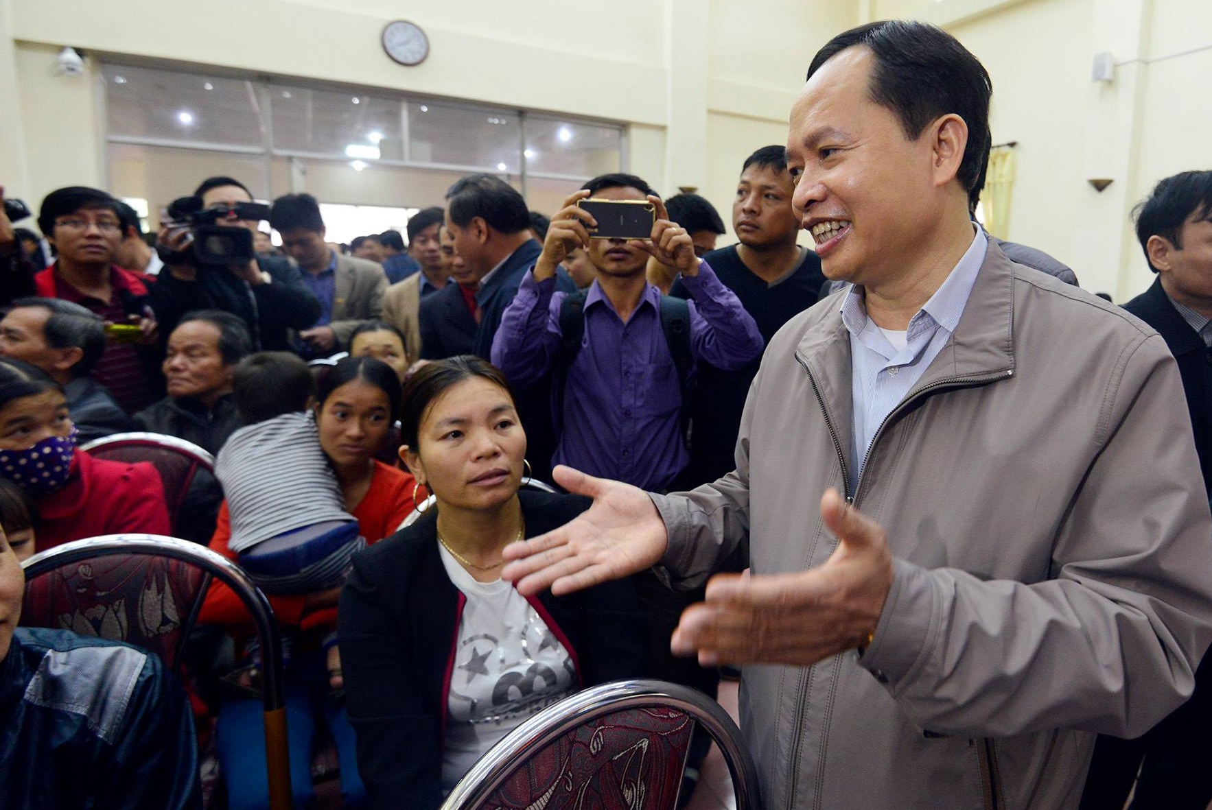 ngư dân Sầm Sơn vây UBND tỉnh ảnh 1 ngu dan Sam Son vay UBND tinh anh 1