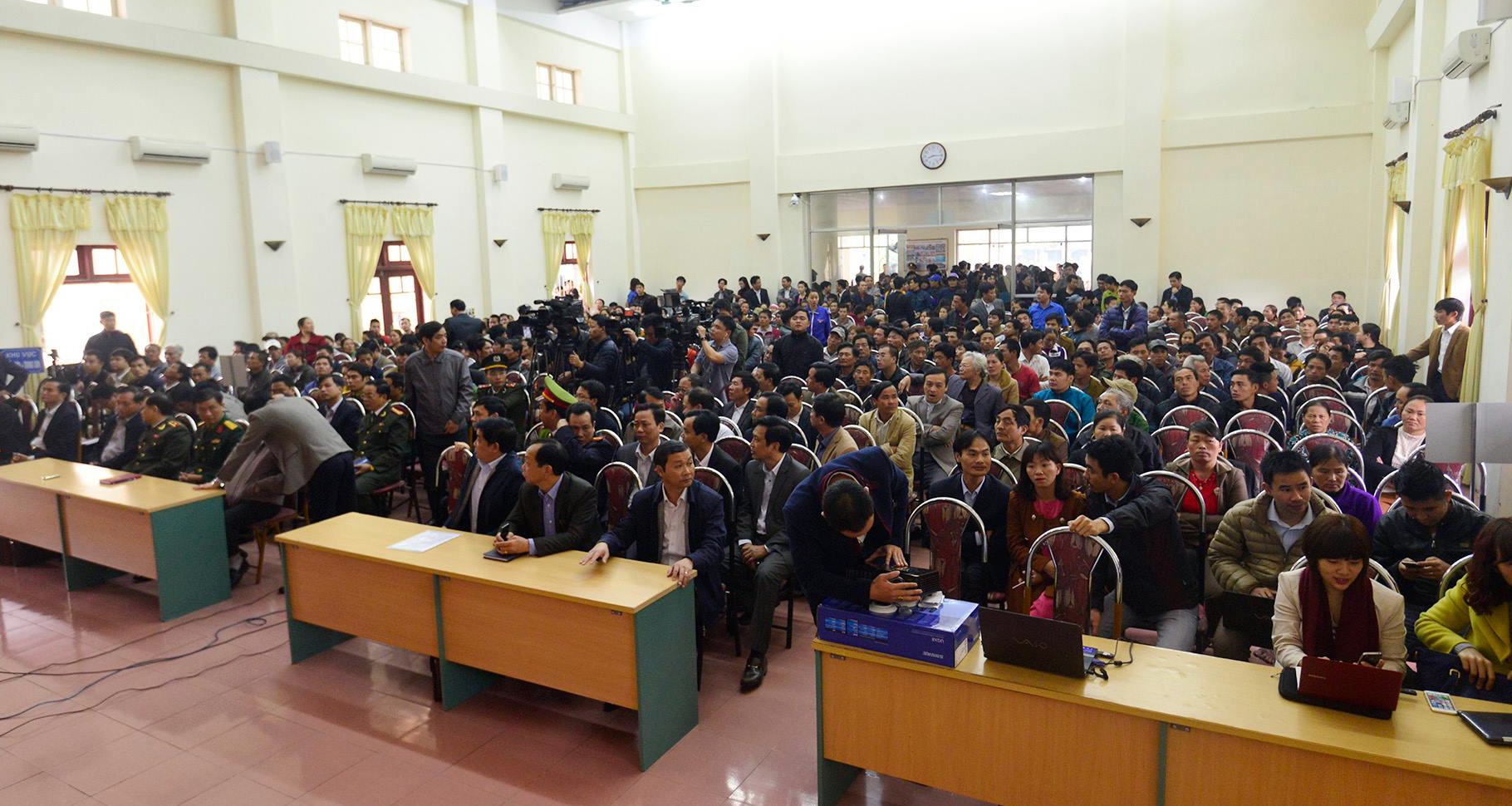 ngư dân Sầm Sơn vây UBND tỉnh ảnh 2 ngu dan Sam Son vay UBND tinh anh 2