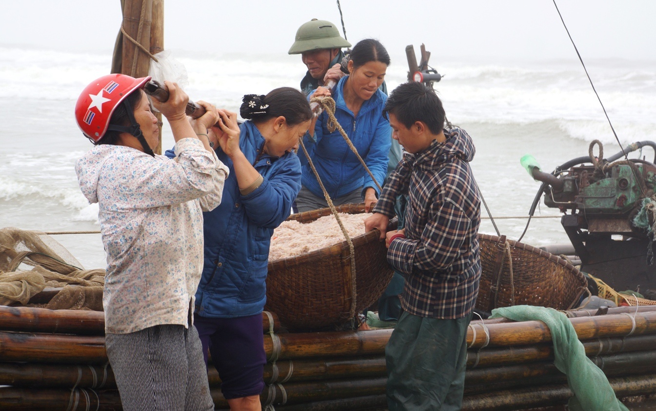 ngu dan Sam Son,  Bi thu Thanh Hoa doi thoai voi ngu dan Sam Son anh 3