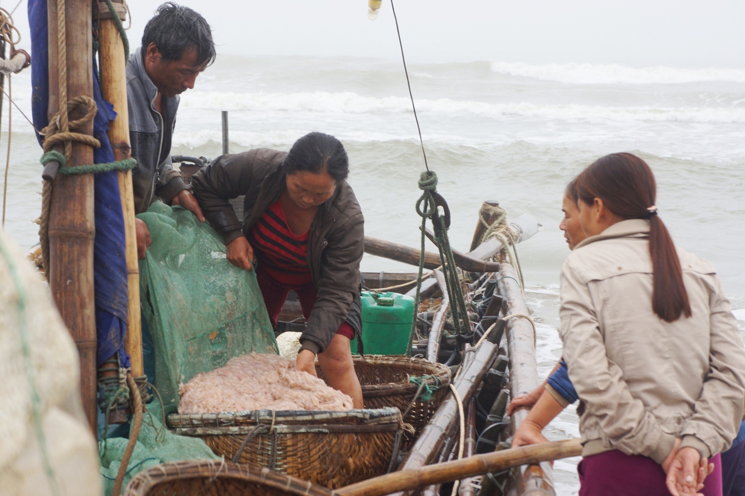 ngu dan Sam Son,  Bi thu Thanh Hoa doi thoai voi ngu dan Sam Son anh 2