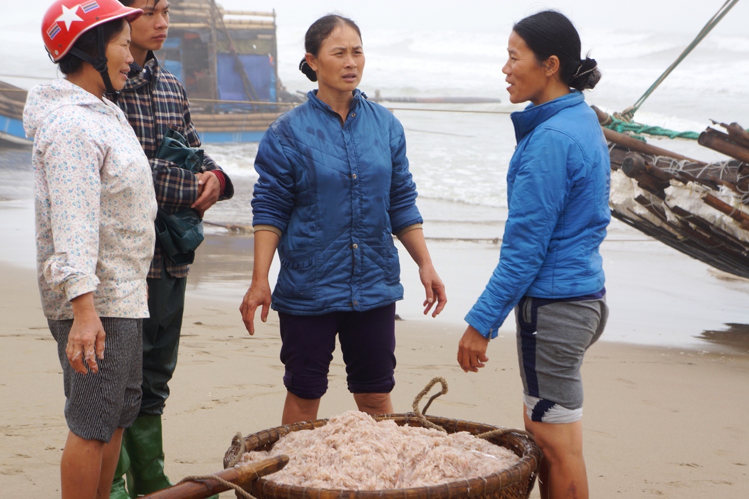 ngu dan Sam Son,  Bi thu Thanh Hoa doi thoai voi ngu dan Sam Son anh 5