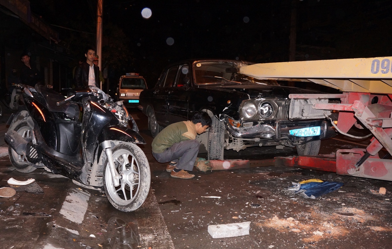 Vay danh tai xe oto vi gay tai nan lien hoan hinh anh