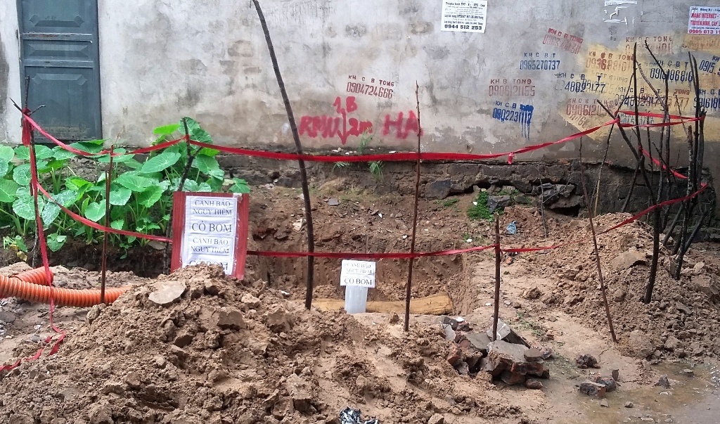 Thanh Hoa: Phat hien dan phao dai 50 cm giua pho hinh anh