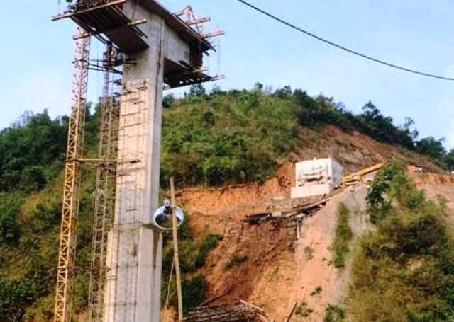 Sap cau Suoi Quanh khien 4 nguoi chet do chat tai lech tam hinh anh